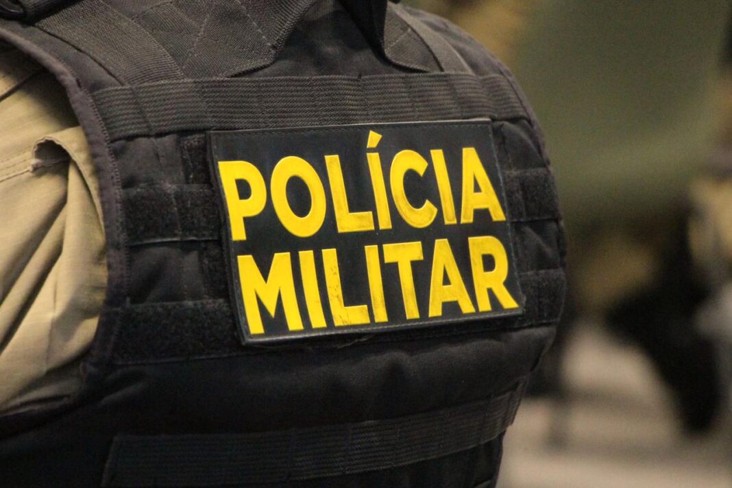 Colete com o nome da Polícia Militar