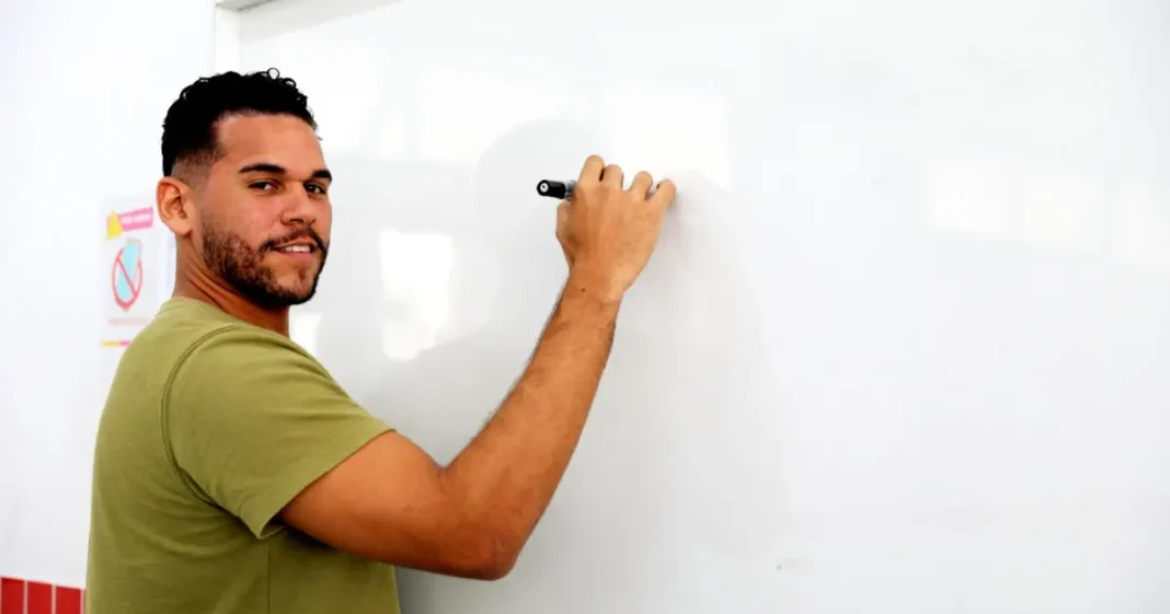 professor utilizando a lousa